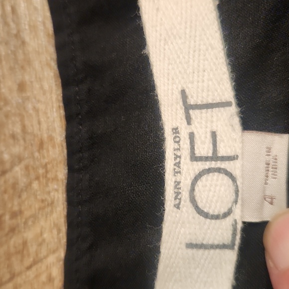 Loft Pleated Bottom Mini Skirt. Size 4 - Picture 3 of 3